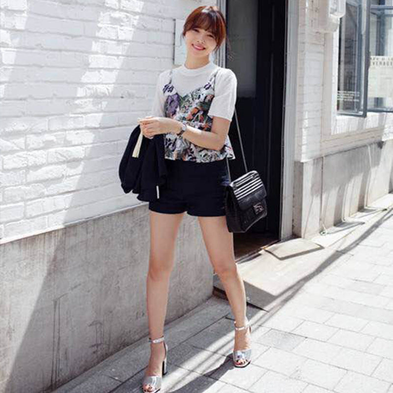 S004 Trendy Women's Frayed Denim Shorts for a Slim Look
