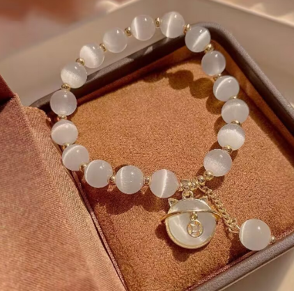 Women's Fashion Beaded Bracelet with Fortune Cat Design