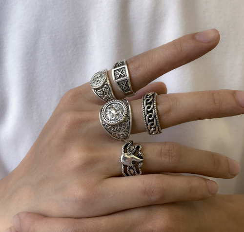 Retro Embossed Horse Chain Ring