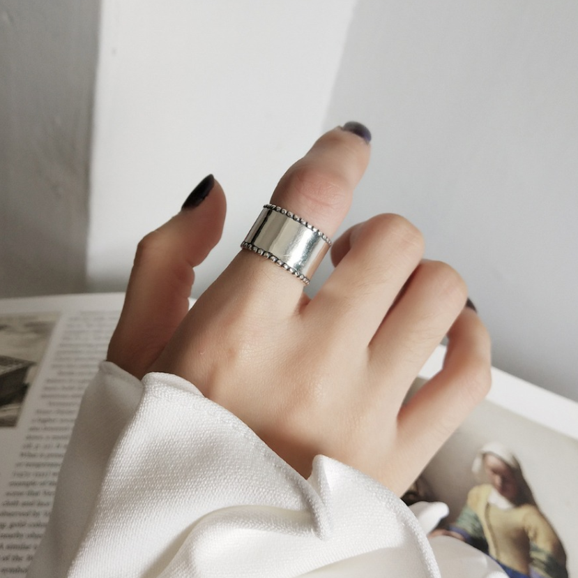 Chic 925 Silver Cat Ring with Vintage Style Lines