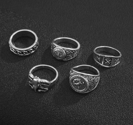 Retro Embossed Horse Chain Ring