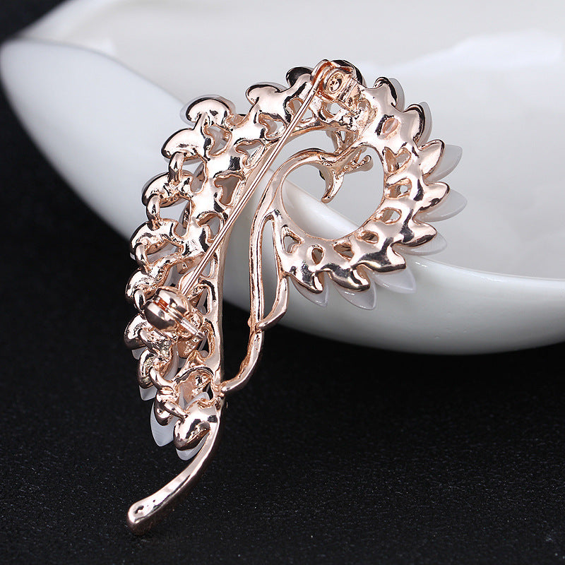 Fashionable Cat Eye Stone Peacock Brooch with Rhinestones