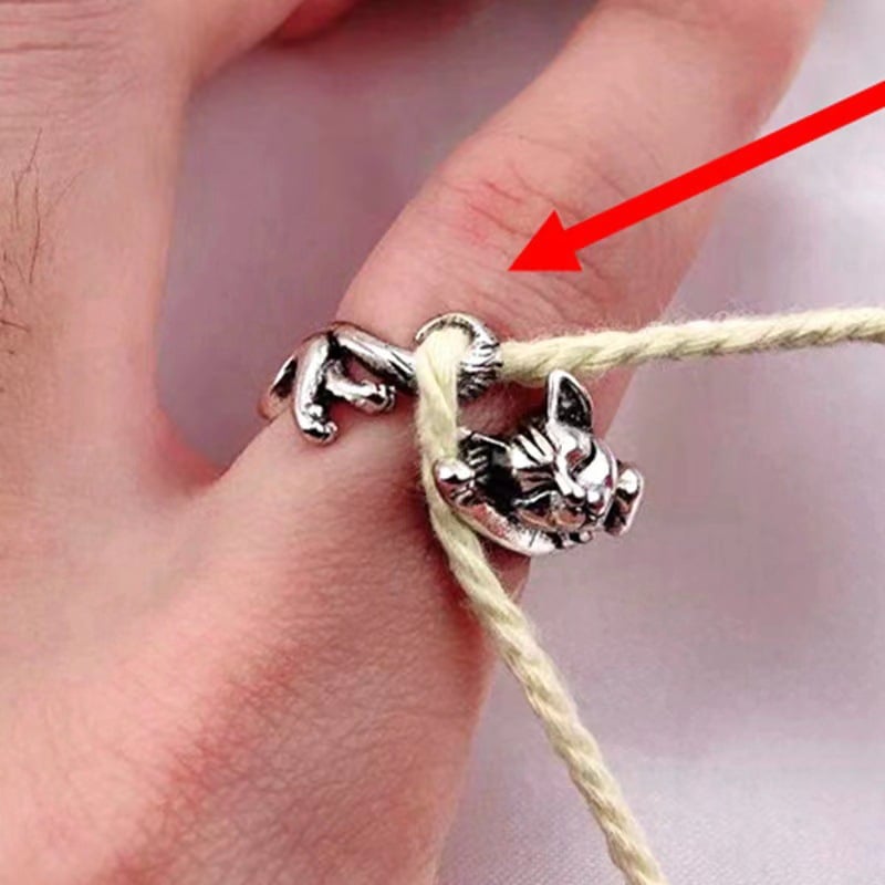 Knit Sweater Cat Ring with Wire Artifact Design
