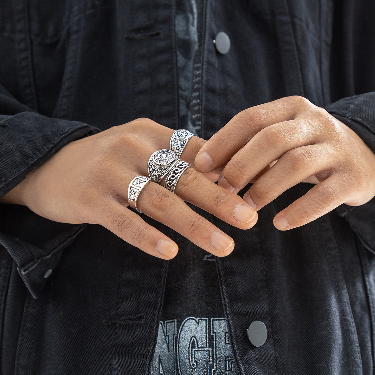 Retro Embossed Horse Chain Ring