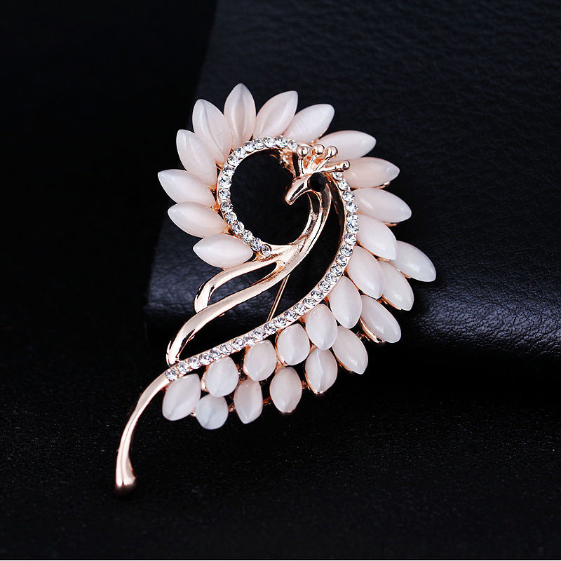Fashionable Cat Eye Stone Peacock Brooch with Rhinestones