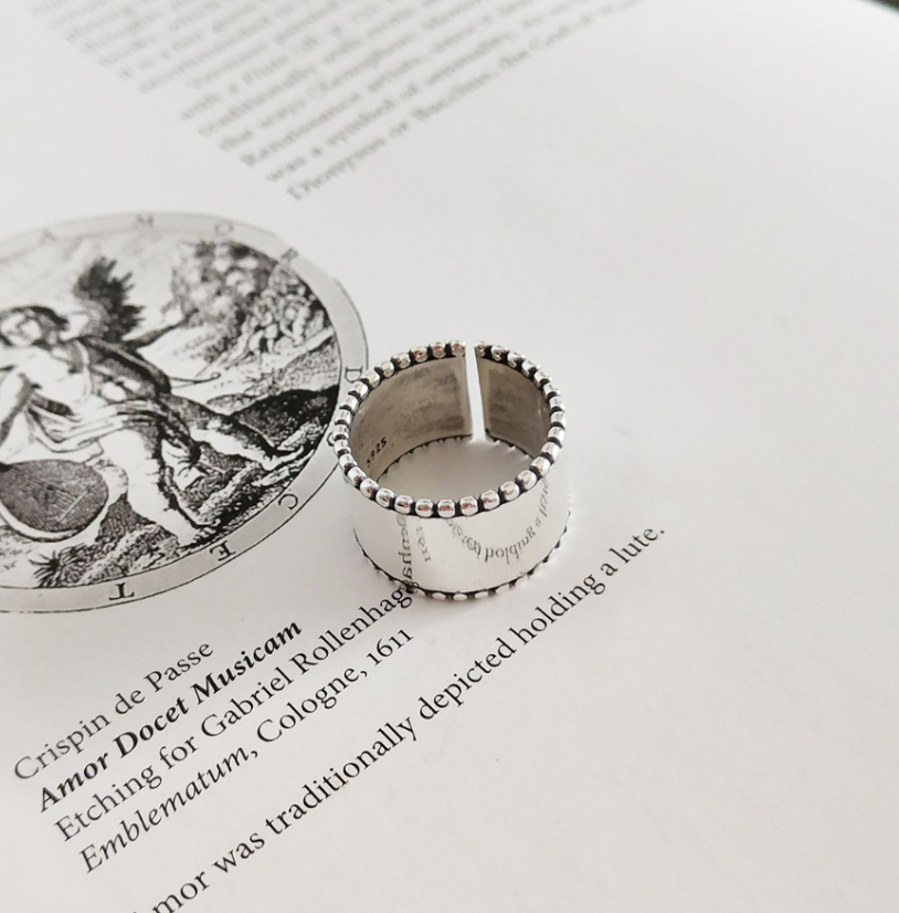 Chic 925 Silver Cat Ring with Vintage Style Lines